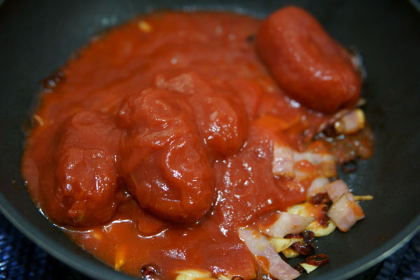 ホールトマトとベーコンのパスタを作る