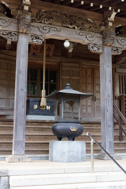 本堂と鐘楼の資料集めに寺院へ