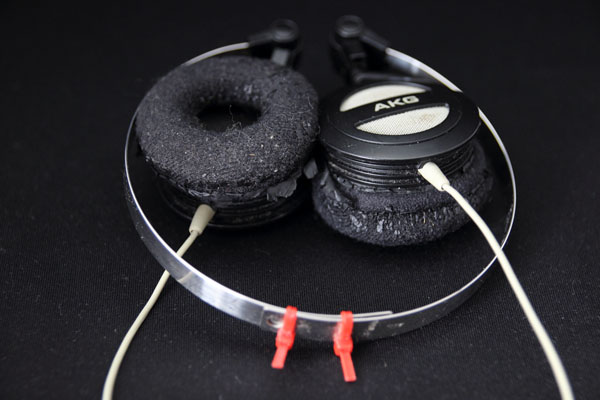 AKG K404
