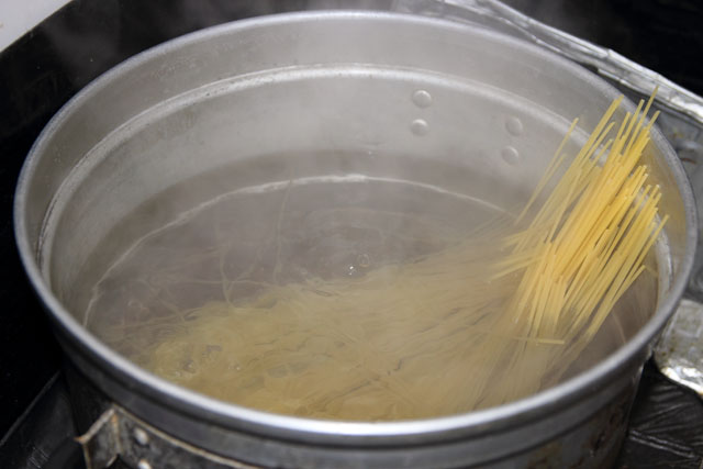 パスタを茹で始める