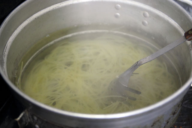 パスタが茹で上がる