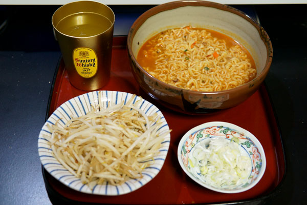 辛ラーメンを普通に食べる