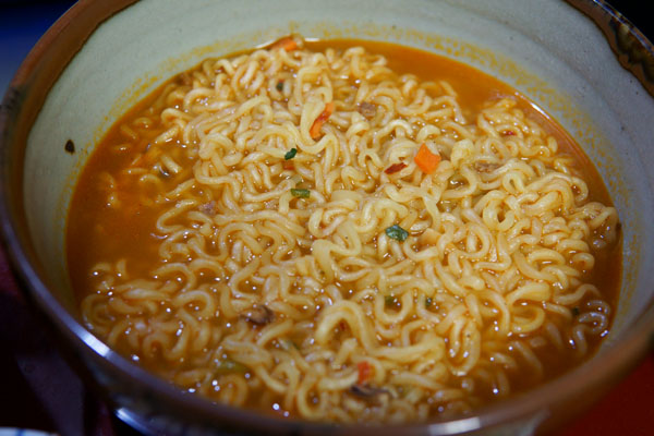 辛ラーメンを普通に食べる