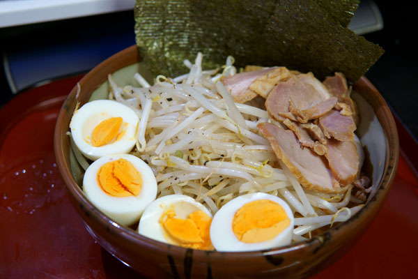 流行の日本ラーメン風に盛り付け