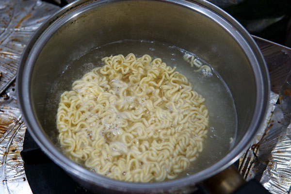 麺を茹でる