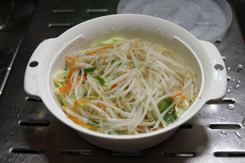 電子レンジだけで野菜担々麺を作る