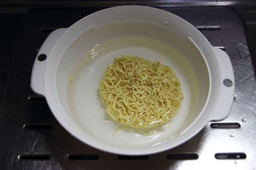 電子レンジだけで昔ながらの味噌ラーメンを作る