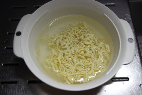 電子レンジだけで昔ながらの味噌ラーメンを作る