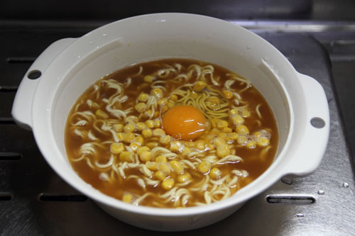 電子レンジだけで昔ながらの味噌ラーメンを作る